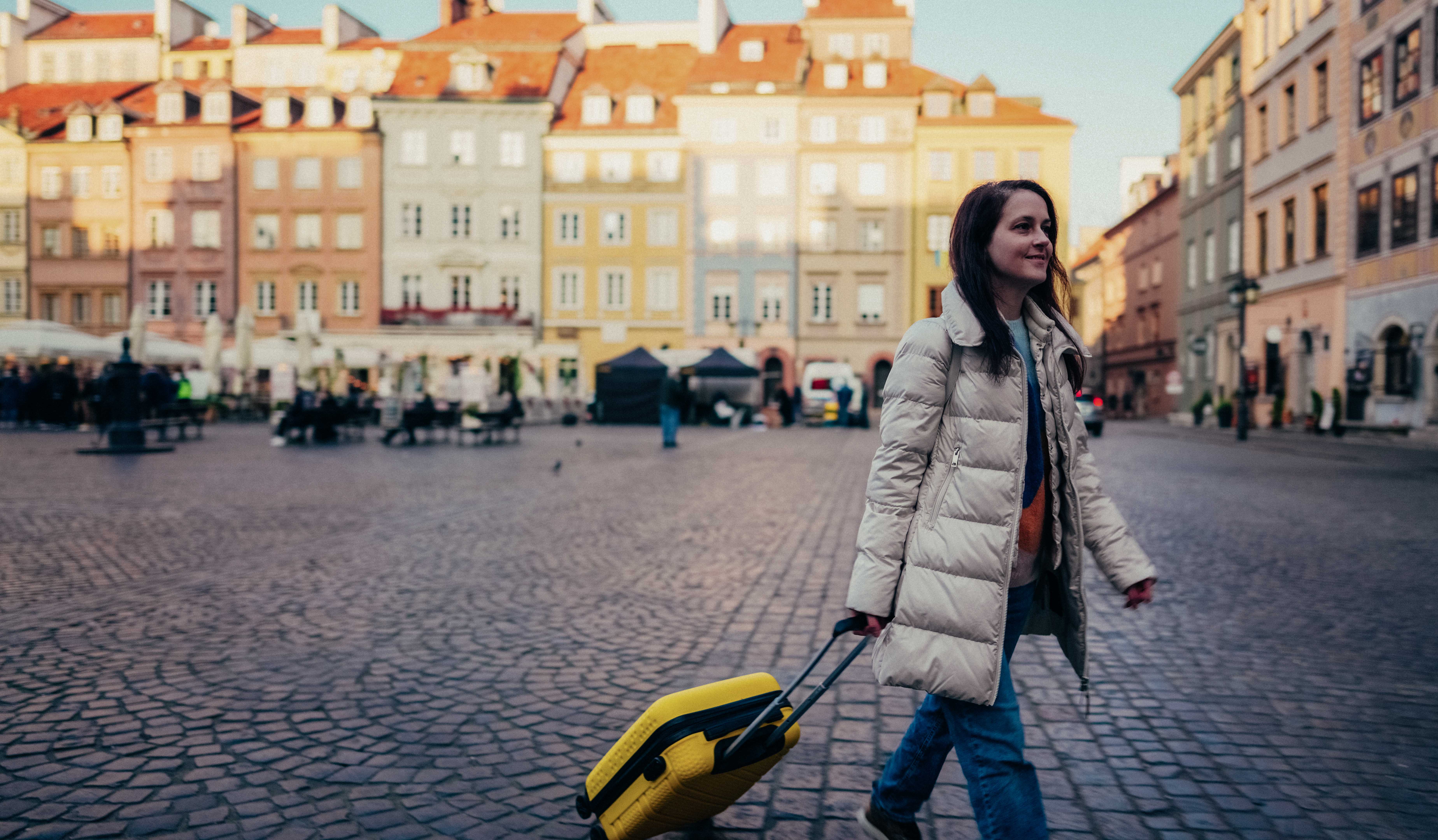 Młoda kobieta przyjechała na długi weekend do Warszawy i spaceruje uliczkami Starego Miasta