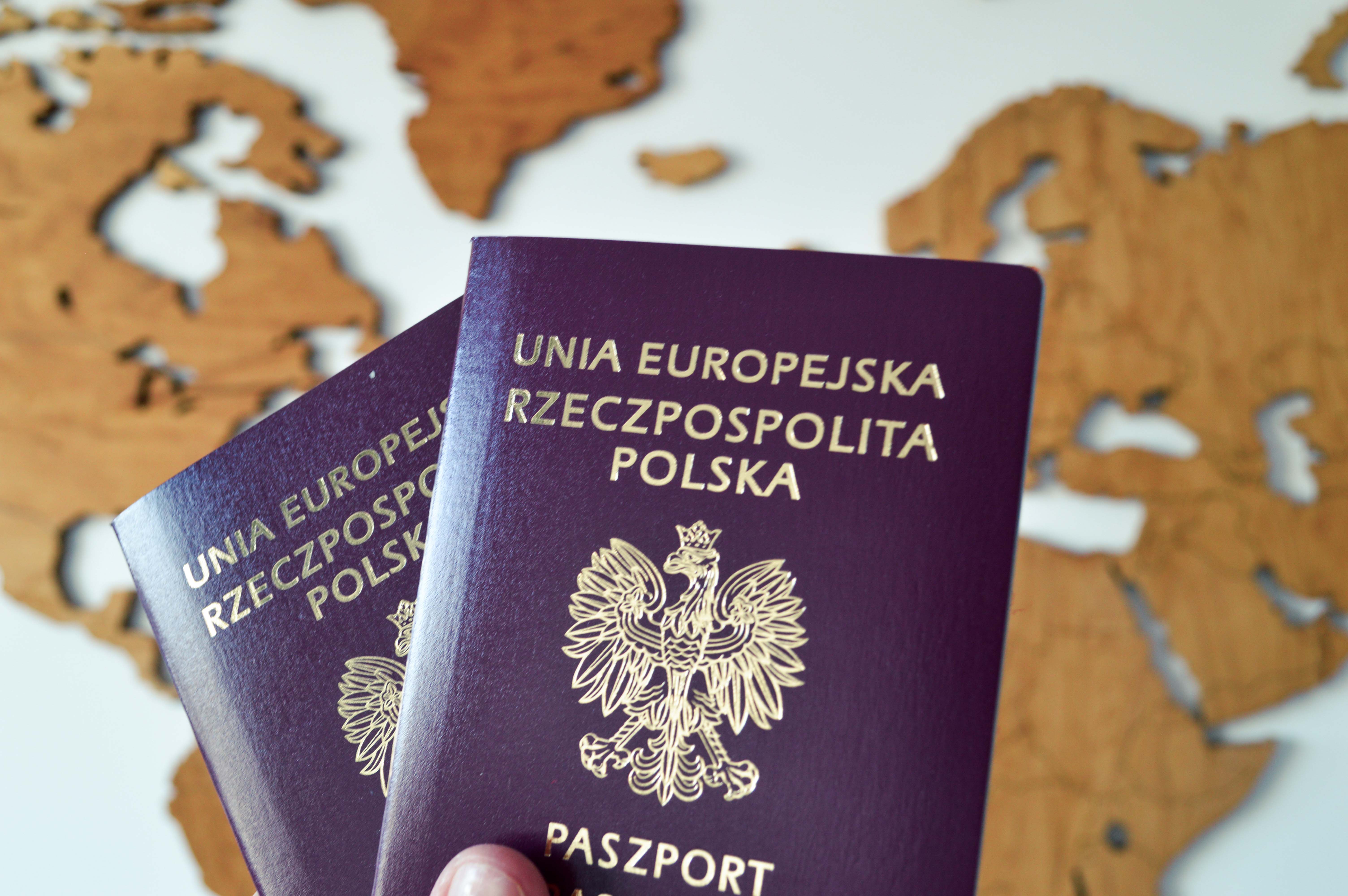 Polski paszport. W tle widać mapę świata.