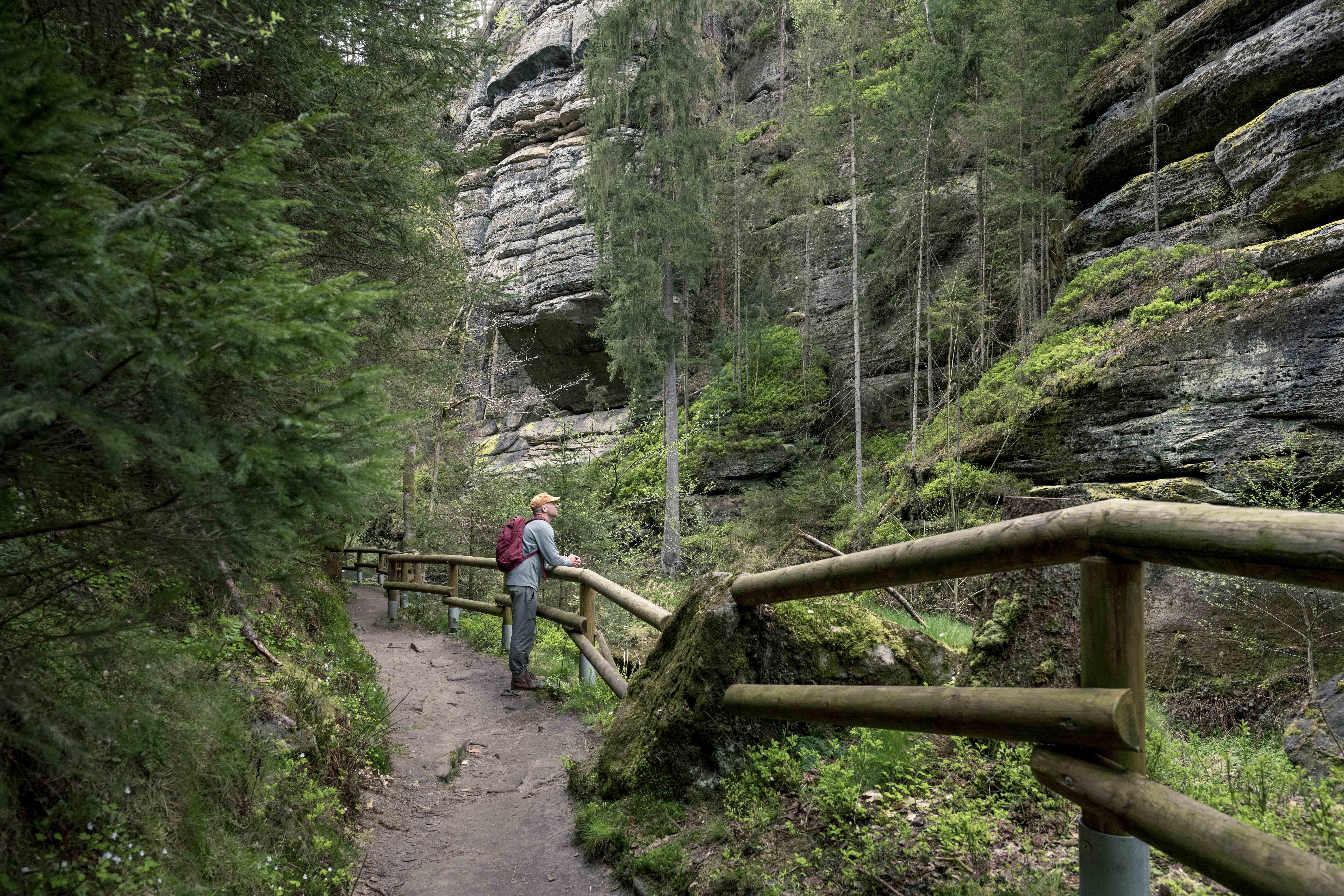 Mężczyzna spaceruje po skalnych miastach w Czechach