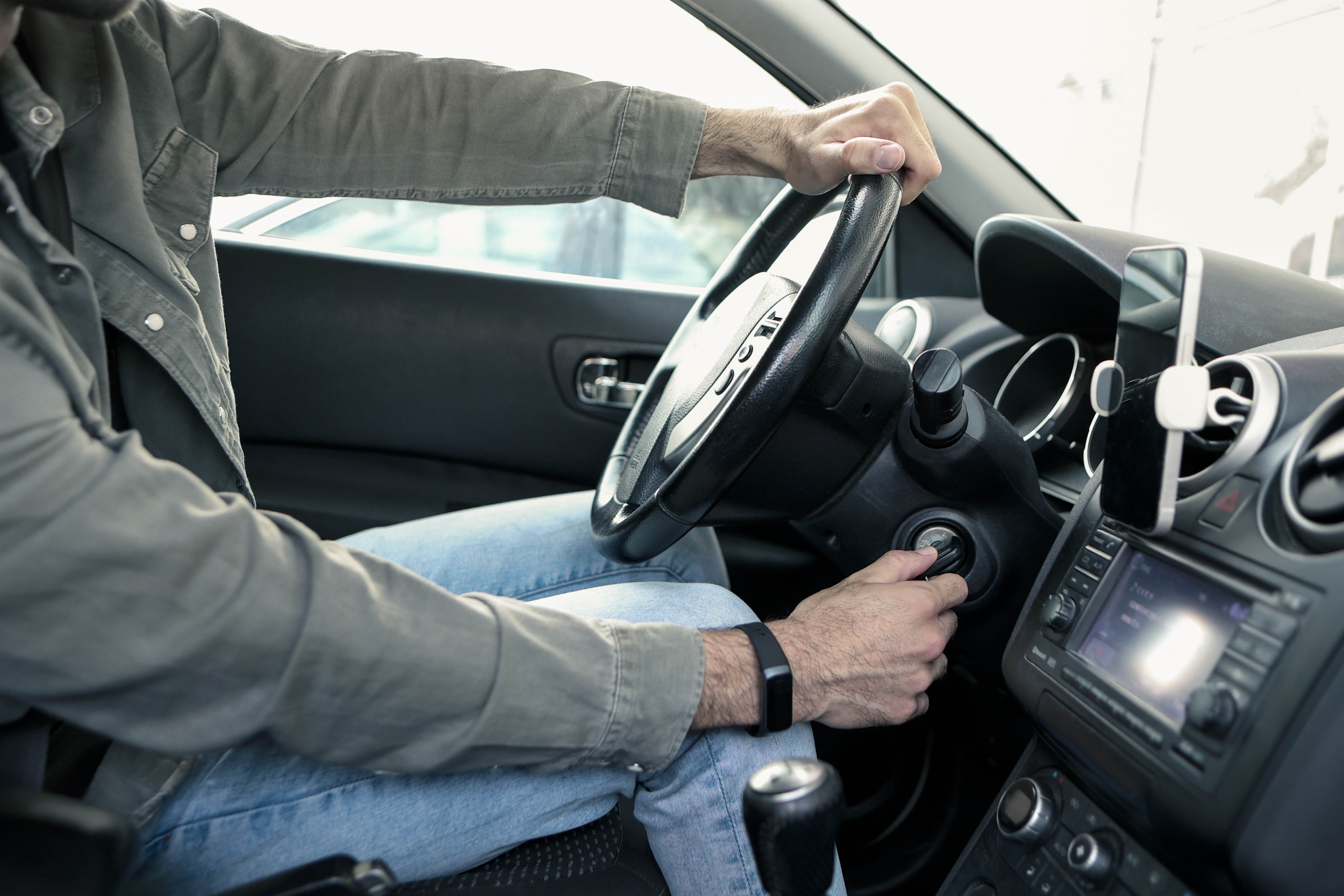 Mężczyzna próbuje odpalić samochód kluczykiem