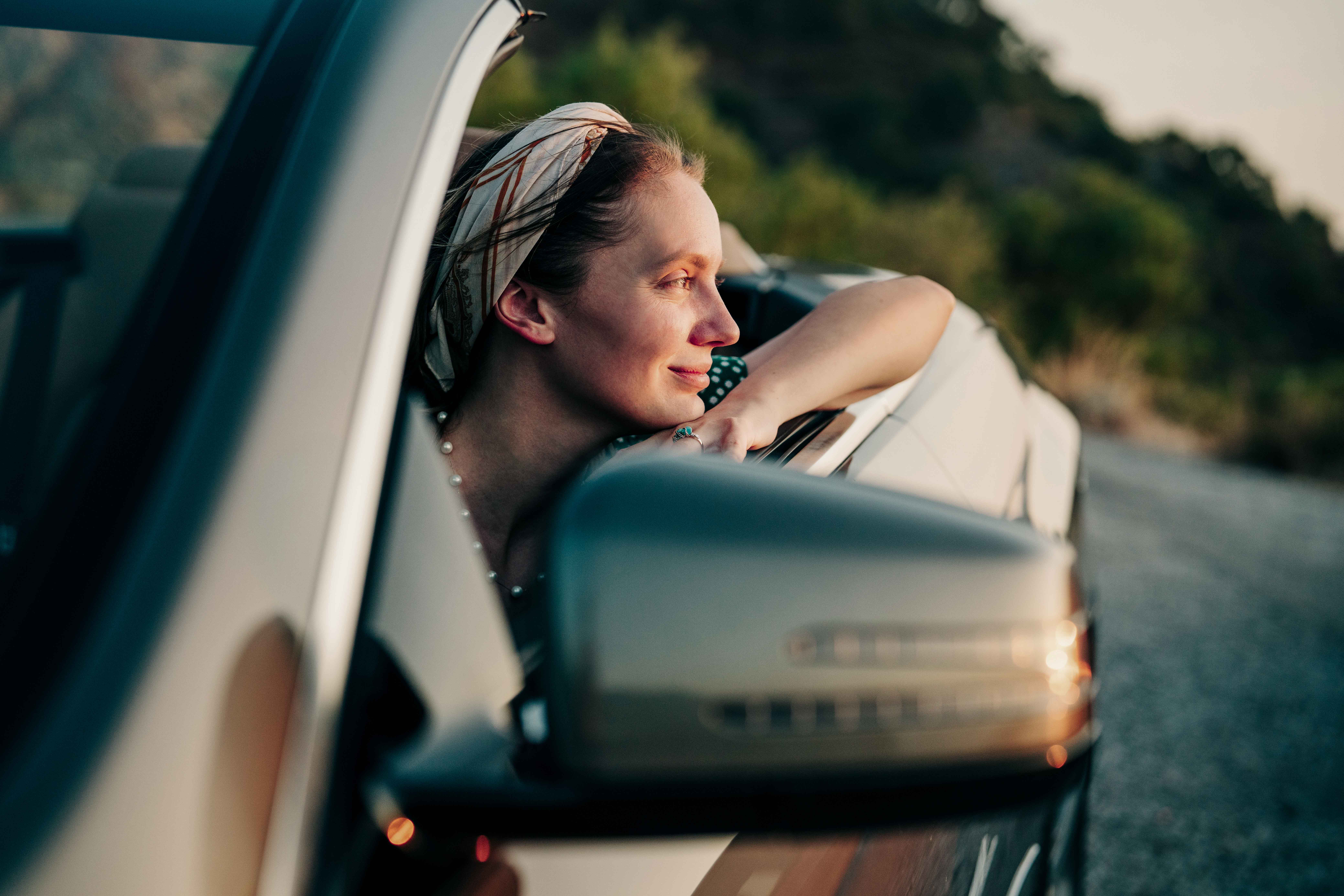 Kobieta siedzi w samochodzie cabrio