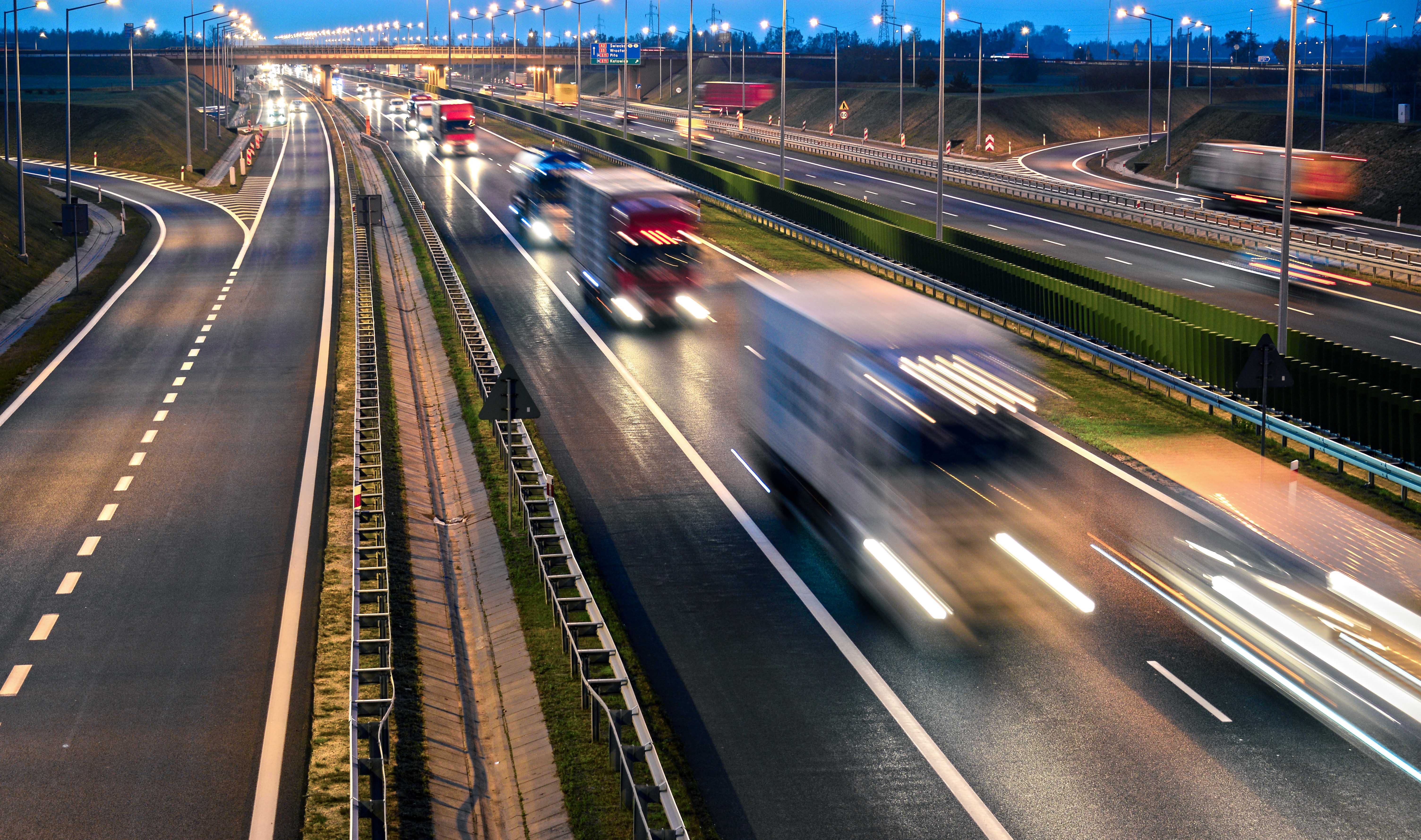 Widok na drogę ekspresową, po której jeździ dużo samochodów