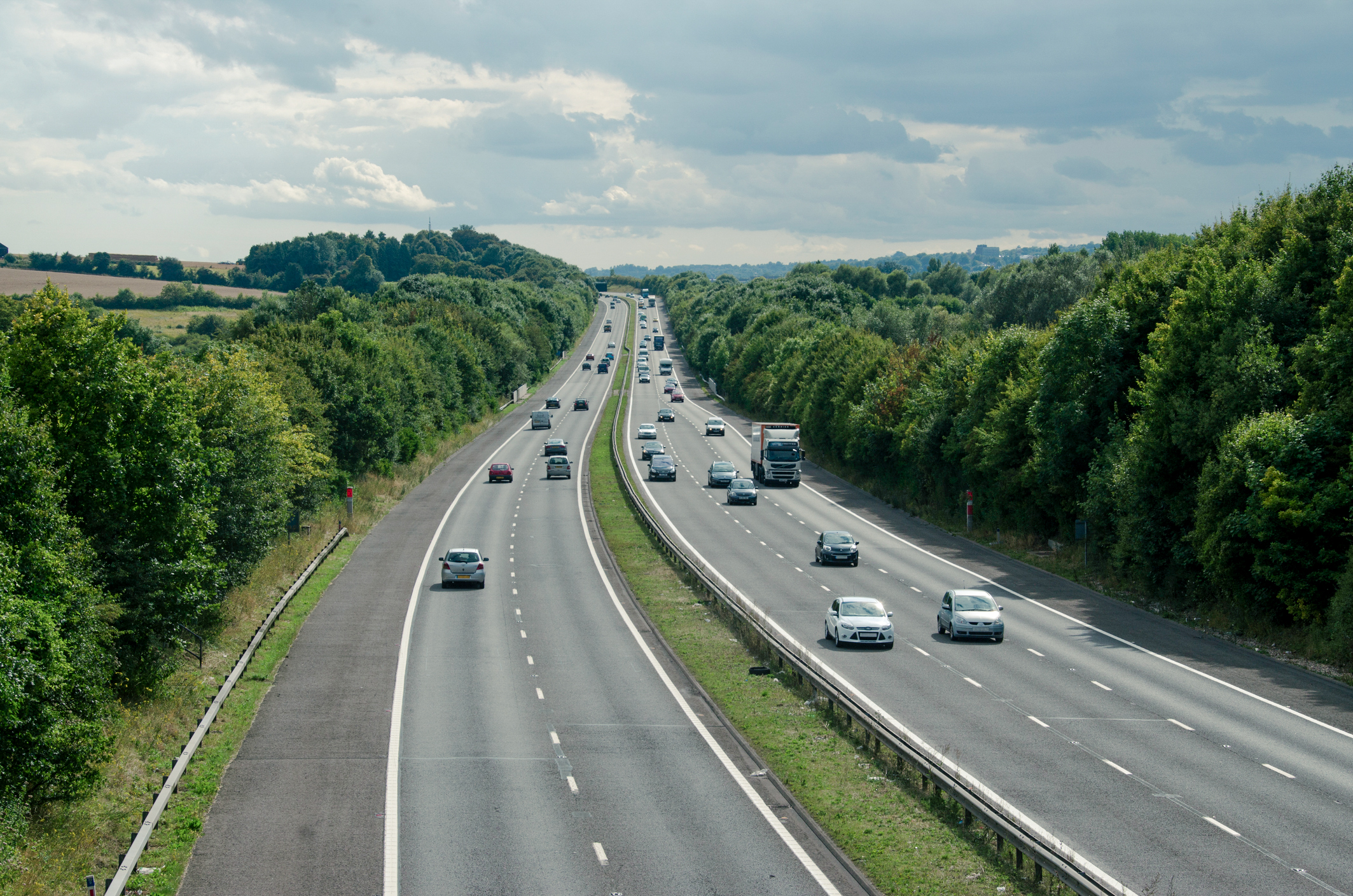 samochody na autostradzie 