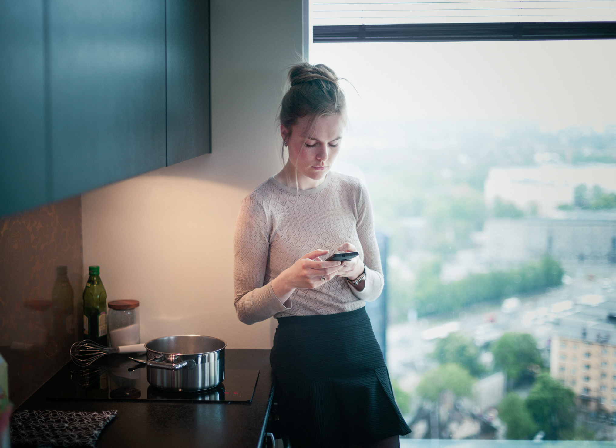 Kobieta w kuchni dzwoni przez telefon 