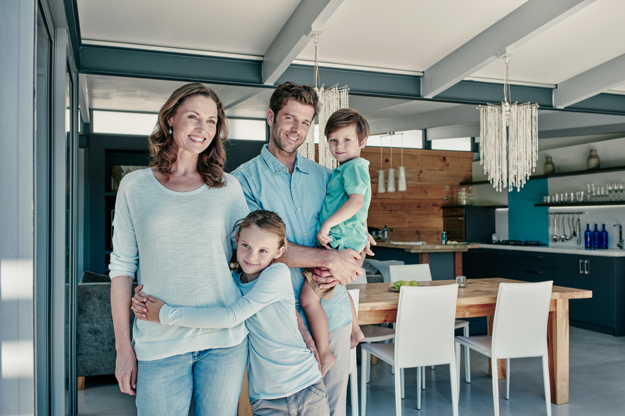 Szczęśliwa rodzina, która posiada ubezpieczenie na życie Warta dla Ciebie i Rodziny