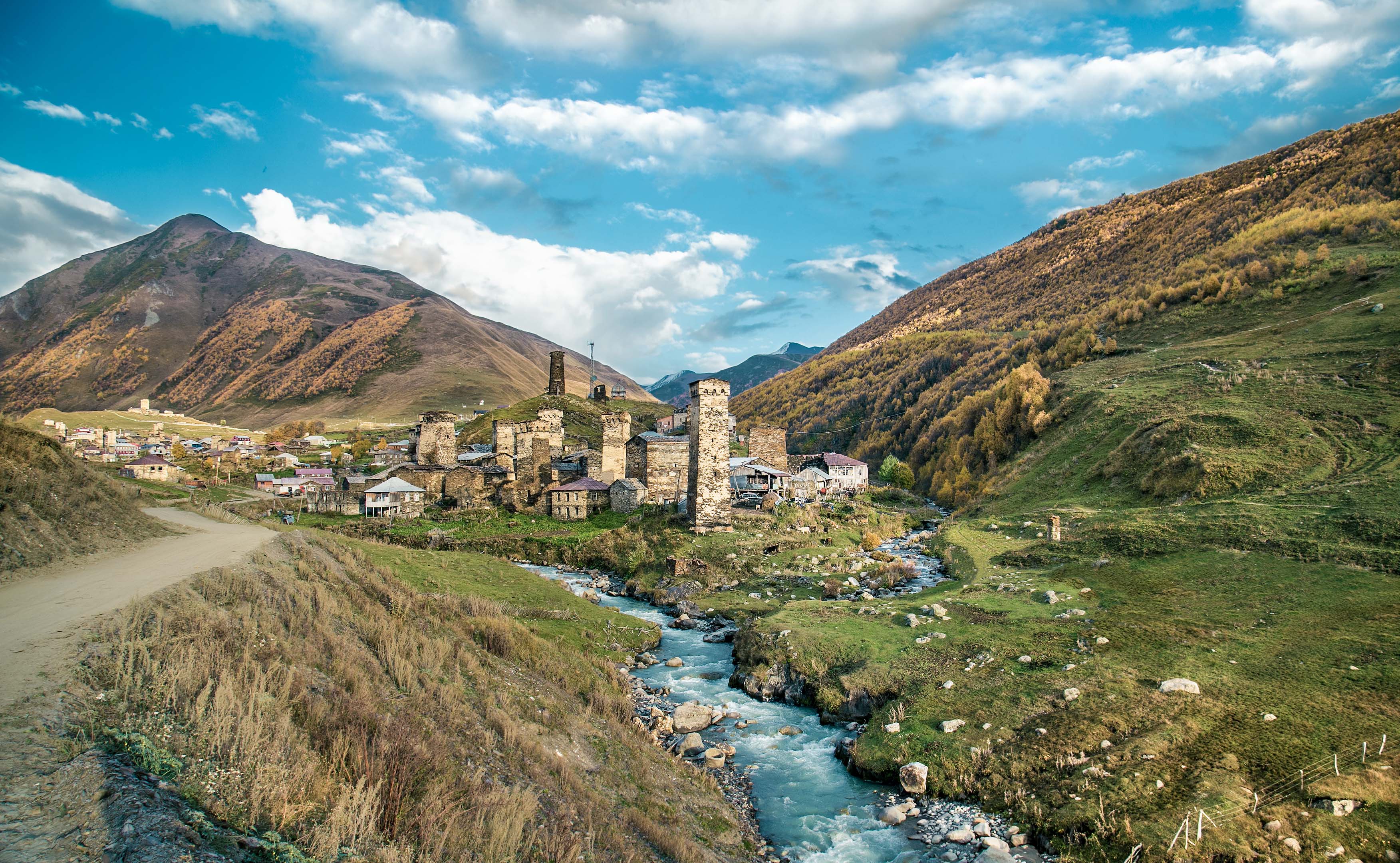 Widok na góry w Gruzji - wioska Svaneti.