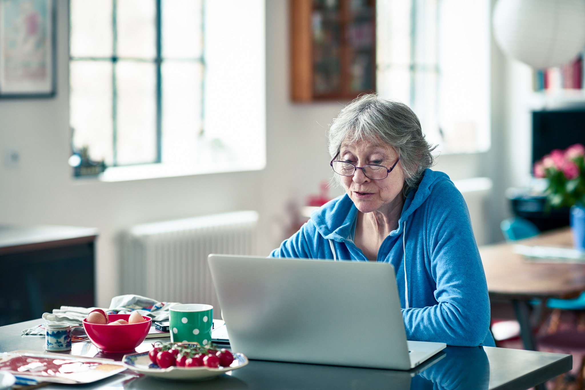 Starsza kobieta przy laptopie 