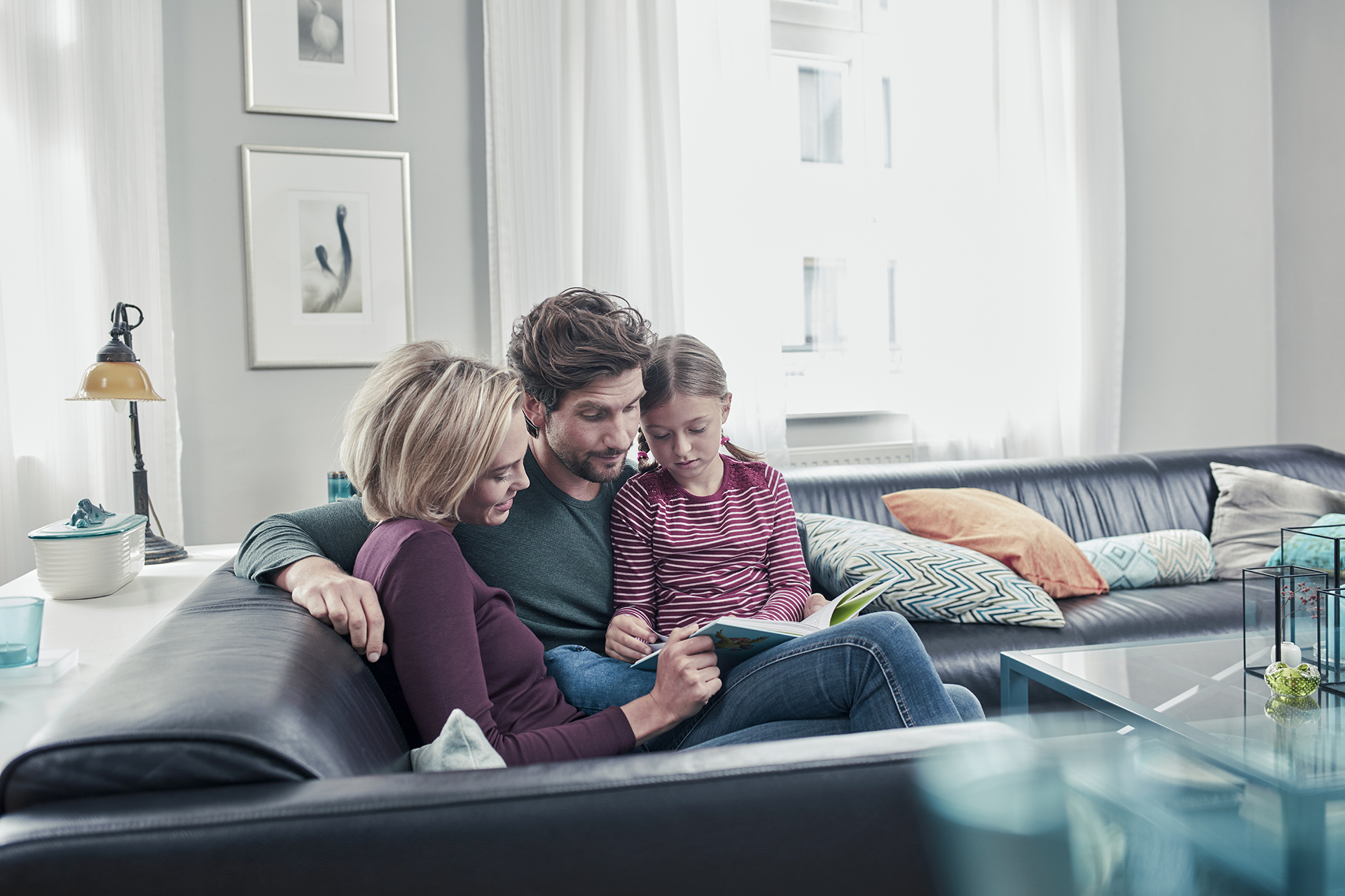 Szczęśliwa rodzina zastanawia się nad kupnem mieszkania i ubezpieczeniem go 